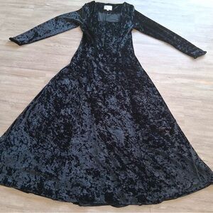 Visabella  Black Crushed Velvet Long Sleeve Maxi Dress large